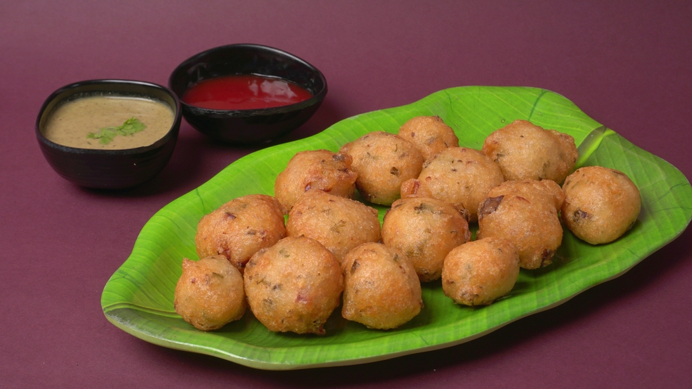 Delicious,Indian,Snacks,Punugulu,Served,In,A,Plate,With,Tomato